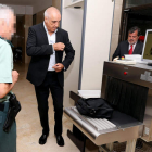 Victorino Alonso y su abogado César Garnelo, a su llegada ayer al Palacio de Justicia de Ponferrada. ANA F. BARREDO
