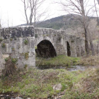 Puente viejo o de San Pedro de Boñar al que se le han caído algunas piedras. CAMPOS