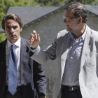 Rajoy conversando con Aznar minutos antes de un acto de clausura de Faes.