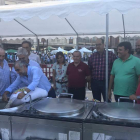 Autoridades, organizadores y hosteleros ponen las alubias a remojo en la ‘cocina’ de la plaza. A. V.