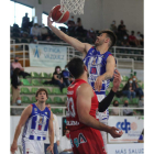 Steel trata de zafarse de Cizmic en el duelo de ayer. L. DE LA MATA