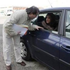 Un delegado de Vitatene charla con la jefe de Trabajo el pasado viernes