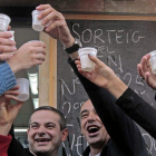 Los propietarios de la Administración nº 13 de L'Hospitalet de Llobregat, celebrando hace cinco años, el haber vendido el segundo premio del sorteo de El Niño.