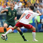 Irvine y Delaney pelean por un balón