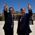 Ramón Fernández-Pacheco, alcalde de Almería, y Silván, ayer frente a la Alcazaba almeriense. C. BARBA