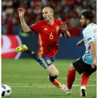 Iniesta es la manija de la selección, su jugador franquicia en esta Eurocopa. OLIVER WEIKEN