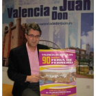 El alcalde con el cartel anunciador de la Feria de Febrero.