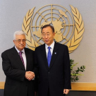 El secretario general de la ONU, Ban Ki-moon (d) saluda al presidente de la Autoridad Nacional Palestina (ANP), Mahmud Abás (i).