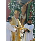 El Papa en su llegada ayer a la canonización de Pedro Betancur