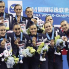 El equipo celebra en el podio su medalla de bronce.