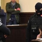Policías enmascarados custodian al acusado. EMANUEL DUNAND