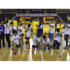 Las jugadoras del Cleba y el cuerpo técnico disfrutaron del tiro con arco en el Palacio. DL