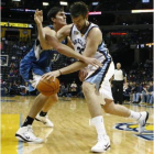 Gasol intenta una entrada a canasta ante la defensa de Milicic.