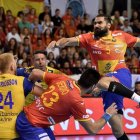 Maqueda lanza a puerta durante el partido ante Suecia de la EHF Euro Cup. CARLOS BARBA