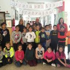 Gancedo y Flórez, junto a los niños de 2º de Primaria del Trepalio. DL
