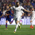 Benzema convirtió el primer gol del Real Madrid desde los once metros ante un Levante desquiciado con el arbitraje. MIGUEL ÁNGEL POLO