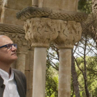 El historiador leonés Gerardo Boto en la finca de Mas del Vent, que alberga el claustro medieval inédito.