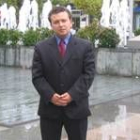 Pablo González «Peyuca» posa ante la fuente de la plaza de Santocildes de Astorga