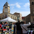 La buena afluencia de público marcó la primera jornada de la feria, que quedó inaugurada de la mano de varios concejales del equipo de Gobierno. A. VALENCIA