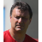 José Manuel Díaz no cesó de dar órdenes desde su banquillo a sus jugadores durante el partido disputado en El Toralín.