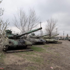 Tanques ucranianos junto a una estación de tren en Crimea.