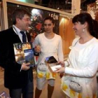 El alcalde de León, Francisco Fernández, conversa con dos azafatas del stand de León en Fitur