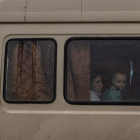 Una madre y su hijo evacuados de Mariupol llegan a la ciudad de Zaporizhzhia. ROMAN PILIPEY