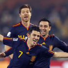 David Villa celebra el gol que abrió el triunfo de España momentos antes de recibir los abrazos de t
