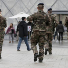 Soldados franceses patrulla, esta semana, en las inmediaciones del museo del Louvre, en París.