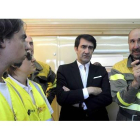 El consejero de Fomento y Medio Ambiente, Juan Carlos Suárez-Quiñones (c), atiende las explicaciones de l,os especialistas en el centro de control del incendio forestal declarado en los montes de Palaciosmil, en el municipio leonés de Quintana del Castill