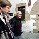 Rufino Etxebarría, de Batasuna, y Eugenio Etxebeste, ex líder de ETA, ayer en Usurbil