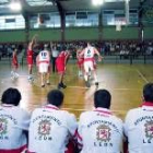 El banquillo de Baloncest León observa las evoluciones del partido en Pola de Laviana ayer tarde