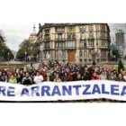 Familiares de los tripulantes del «Alakrana» con la pancarta «Liberad a nuestros p