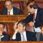 Vicente Martínez Pujalte conversa con Eduardo Zaplana, Ángel Acebes y Alicia Castro