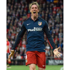 Fernando Torres celebra el gol que marcó su equipo, el Atlético, frente al Athletic. MIGUEL TOÑA
