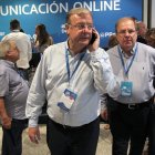 El alcalde de León seguido del presidente de la Junta. JUAN LÁZARO