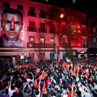 Simpatizantes socialistas celebran el resultado del PSOE en las elecciones generales, en la sede socialista en la Calle Ferraz de Madrid.