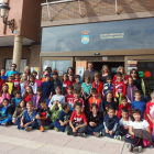 El alcalde, junto a varias concejalas y los niños del CRA de Navatejera, delante del Ayuntamiento.