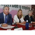 Joaquín S. Torné, director del Diario de León, la consejera Pilar del Olmo y el dierctor general de Banca Comercial España Duero Carlos Ranera González. RAMIRO