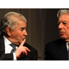 Los premios Cervantes Antonio Gamoneda y Mario Vargas Llosa durante el homenaje que recibieron en la Biblioteca Nacional.