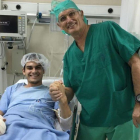 El doctor Xavier Mir junto a Bruno Hortelano.