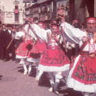 La fotografía en color aún no se había popularizado en 1939, cuando Jaeger retrató a estos danzantes de tierra llana