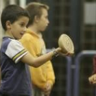 Un niño se entrena en la bolera de Ciñera de Gordón, conocida como el «palacio de los bolos»