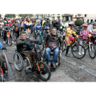 El acto congregó a cientos de personas a pie, en silla de ruedas, bici y moto.