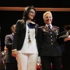 Teresa Mata con la comisaria jefa de León María Marcos