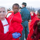 Inmigrantes de origen subsahariano, entre ellos al menos cuatro menores, a su llegada a Motril tras ser rescatados el pasado 2 de noviembre.