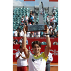 Un exultante Ferrer levanta el trofeo de ganador.