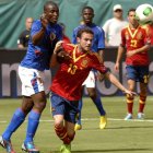 El delantero de la selección española, Juan Mata, lucha el balón con un jugador de Haití.