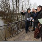 Silván y Franco reciben las explicaciones de los técnicos sobre las intervenciones en el río
