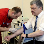 Petró Poroshenko, presidente de Ucrania y candidato a la reelección, durante un análisis de sangre para demostrar que no ha abusado del alcohol ni las drogas, el 5 de abril del 2019.